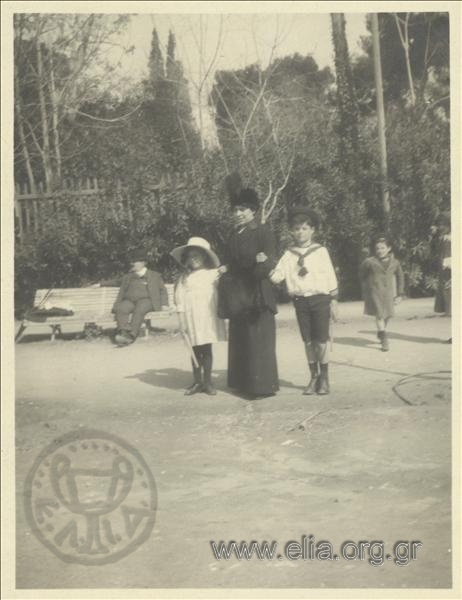 Nikolaos Kalas (1907-1913), child, with a woman and a girl in the park, Champ Palace