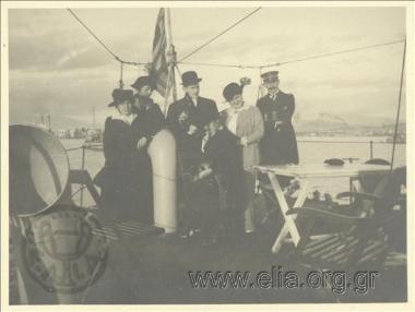 Η Ρόζα Καλαμάρη (στο κέντρο)  και συντροφιά στο κατάστρωμα του πλοίου 
