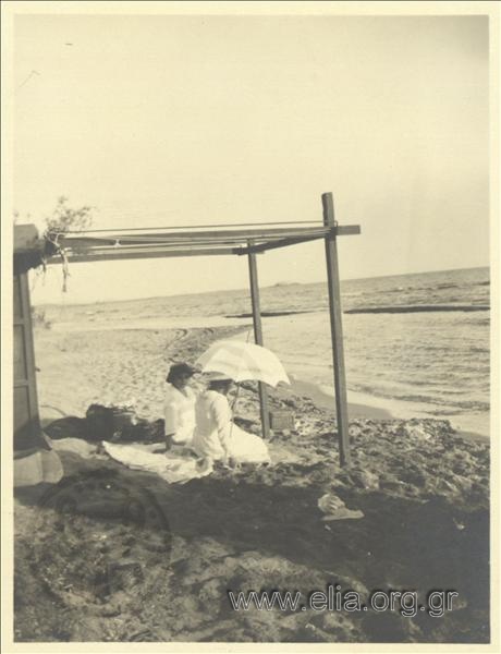 Δύο γυναίκες στην ακτή, Παλαιό Φάληρο.