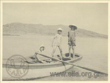 Ο Νικόλας Κάλας (1907-1988), παιδί, με δύο κορίτσια σε βάρκα.