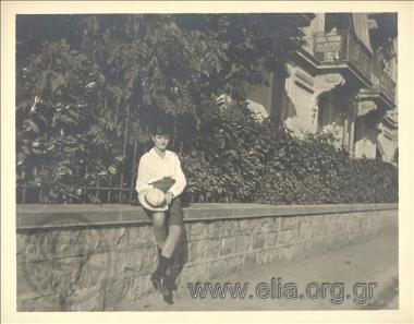 Ο Νικόλας Κάλας (1907-1988), παιδί, καθισμένος σε πεζούλι.