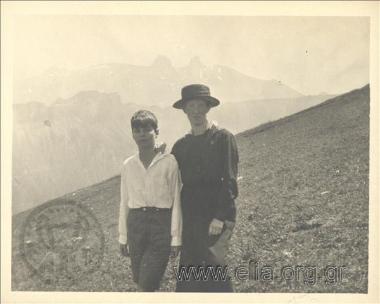 Ο Νικόλας Κάλας (1907-1988), παιδί, με γυναίκα στην εξοχή.