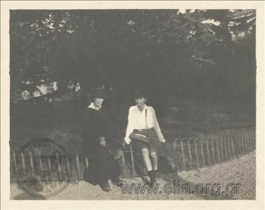 Ο Νικόλας Κάλας (1907-1988), παιδί, με γυναίκα σε πάρκο.