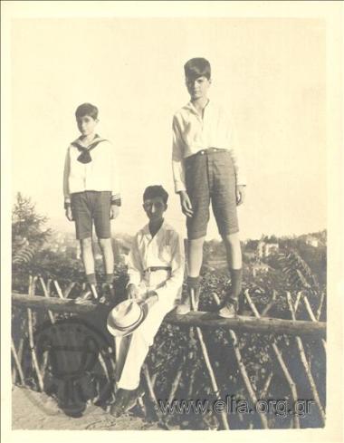 Ο Νικόλας Κάλας (1907-1988), παιδί, με δύο φίλους σε πάρκο.