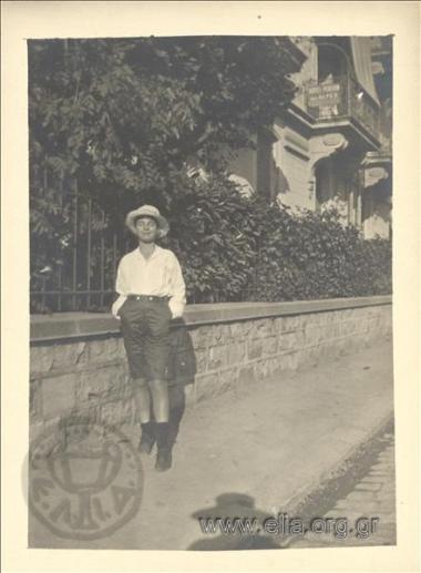 Ο Νικόλας Κάλας (1907-1988), παιδί, σε δρόμο.