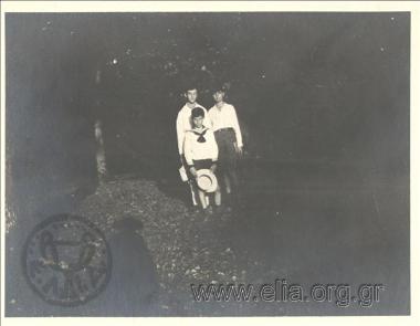 Ο Νικόλας Κάλας (1907-1988), με δύο φίλους σε πάρκο.