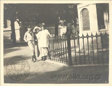 Ο Νικόλας Κάλας (1907-1988), παιδί, με δύο κορίτσια σε πλατεία.