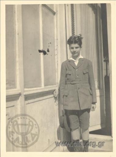 Ο Νικόλας Κάλας (1907-1988), παιδί, έξω απο οικία.