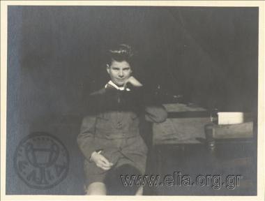 Ο Νικόλας Κάλας (1907-1988), παιδί, ακουμπά σε τραπέζι.