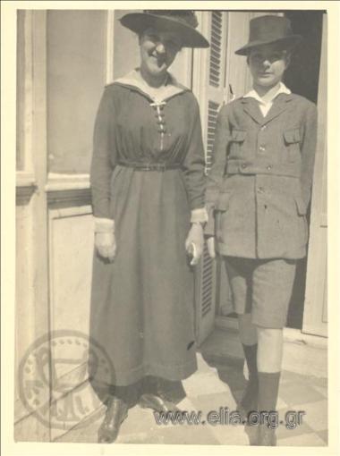 Ο Νικόλας Κάλας (1907-1988), παιδί, με μια γυναίκα έξω απο οικία.