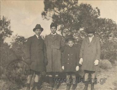 Ο Νικόλας Κάλας (1907-1988), παιδί, με φίλους στην εξοχή.