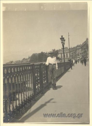 Ο Νικόλας Κάλας (1907-1988), παιδί, σε δρόμο.