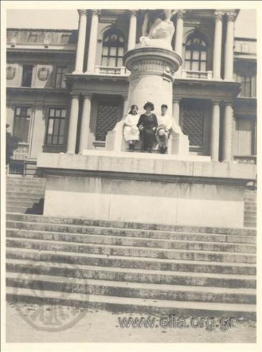 Ο Νικόλας Κάλας (1907-1988), παιδί, με γυναίκα και κορίτσι σε πλατεία.