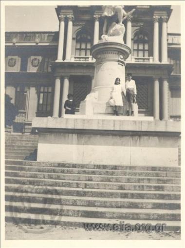 Ο Νικόλας Κάλας (1907-1988), παιδί, με κορίτσι και γυναίκα σε πλατεία.