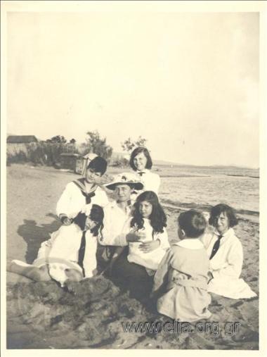 Ο Νικόλας Κάλας (1907-1988), παιδί, με συντροφιά στην ακτή.