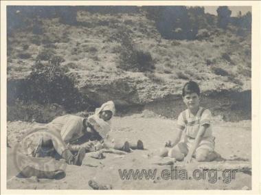 Ο Νικόλας Κάλας (1907-1988), παιδί, με κορίτσια στην ακτή.