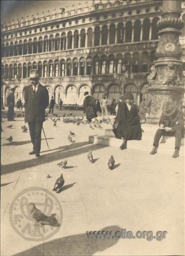 Η Ρόζα Καλαμάρη στην πλατεία του Αγίου Μάρκου.