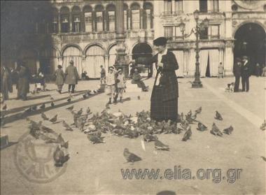 Η Ρόζα Καλαμάρη ταΐζει τα περιστέρια στην πλατεία του Αγίου Μάρκου