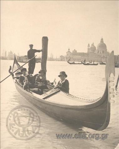 Ο Νικόλας Κάλας (1907-1988), παιδί, με δύο γυναίκες σε γόνδολα.