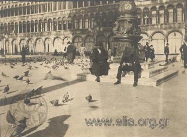 Η Ρόζα Καλαμάρη στην πλατεία του Αγίου Μάρκου.