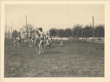 Ο Νικόλας Κάλας (1907-1988) με παιδιά σε κήπο.