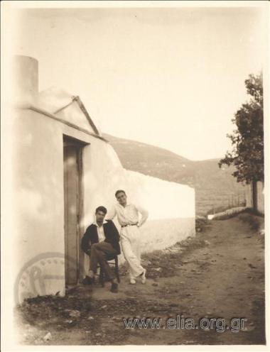 Ο Νικόλας Κάλας (1907-1988) με φίλο στην είσοδο κατοικίας.