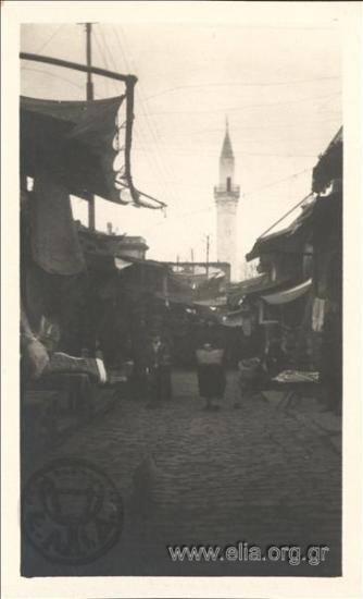 Σκηνή δρόμου, στο βάθος μιναρές.