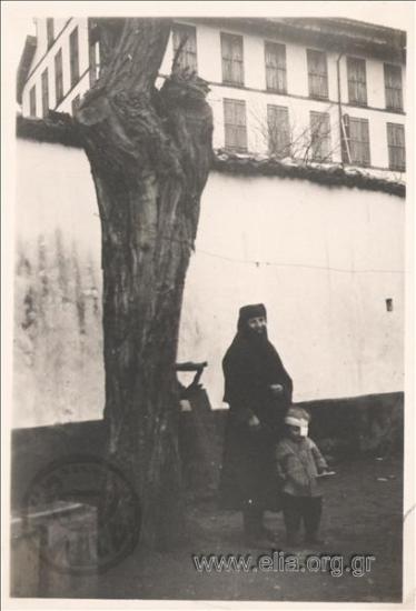 Σκηνή δρόμου, γυναίκα με παιδί.