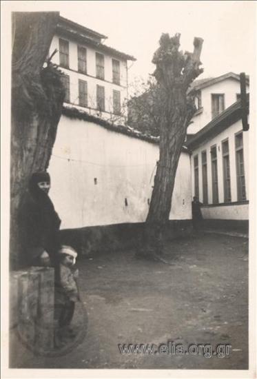 Σκηνή δρόμου, γυναίκα με παιδί.