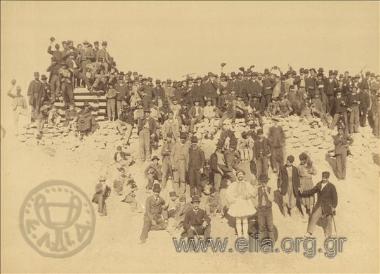 Πλήθος (εργάτες;) σε εργοτάξιο του ηλεκτρικού σιδηροδρόμου Αθήνα-Πειραιάς.