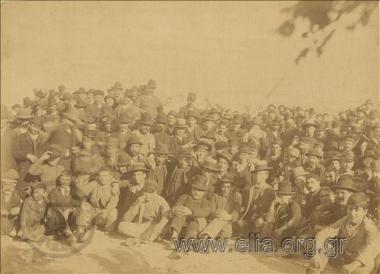Πλήθος (εργάτες;) σε εργοτάξιο του ηλεκτρικού σιδηροδρόμου Αθήνα-Πειραιάς.