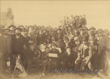 Πλήθος (εργάτες;) σε εργοτάξιο του ηλεκτρικού σιδηροδρόμου Αθήνα-Πειραιάς.