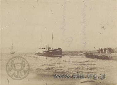 Ship approaching the wharf of the island.