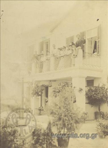 Οικογένεια σε μπαλκόνι.