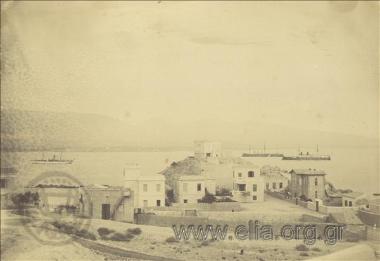 Κατοικίες στο λόφο, στο βάθος ο όρμος.