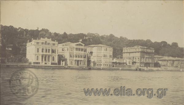 Το λιμάνι της πόλης και η ελληνική πρεσβεία (πρώτο κτίριο αριστερά).