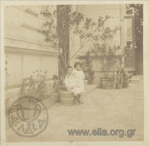 Δύο μικρά παιδιά στην είσοδο του ελληνικού(;) Προξενικού Πρακτορείου.