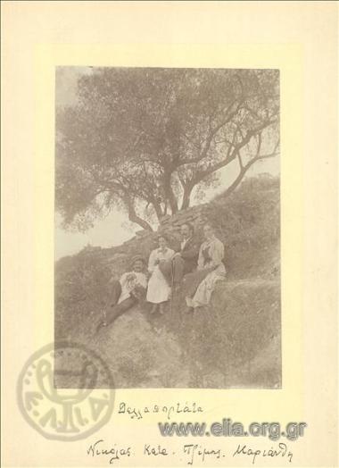 Ο Νικόλας, η Κάτε, ο Τζίμης και η Μαριάνθη στα Δελλαπορτάτα.