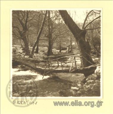 Γεφυράκι σε ποτάμι.