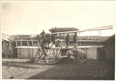 Μισοκατεστραμμένα εχθρικά αεροπλάνα που βρέθηκαν στο κάστρο της Σμύρνης.