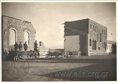 Τα αποτελέσματα των συμμαχικών βομβαρδισμών κοντά στο κάστρο.