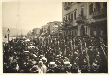 Εληνική κατοχή της Σμύρνης. Παρέλαση στρατευμάτων κατοχής στις αποβάθρες.