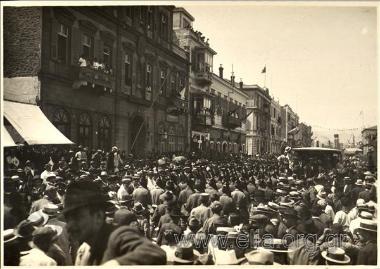 2/15 Μαΐου. Ενθουσιώδης υποδοχή των ελληνικών δυνάμεων κατοχής στη Σμύρνη από τους έλληνες της πόλης.