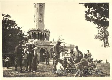 Ομάδα Ελλήνων και Τούρκων γύρω από το μνημείο.