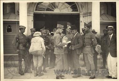 Ελληνική κατοχή της Σμύρνης. Έλεγχος εγγράφων στην είσοδο του στρατώνα.