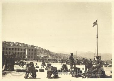 Ελληνική κατοχή της Σμύρνης. Μυδραλιοβόλα σε παράταξη μπροστά στο στρατώνα.