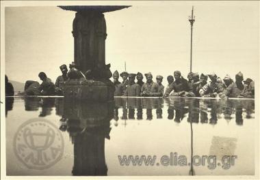 Ελληνική κατοχή της Σμύρνης. Στρατιώτες ξεδιψούν.