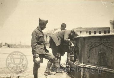 Ελληνική κατοχή της Σμύρνης. Στρατιώτες πίνουν νερό στην κρήνη.