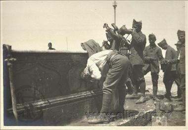 Ελληνική κατοχή της Σμύρνης. Στρατιώτες κάνουν την πρωινή τους τουαλέτα.