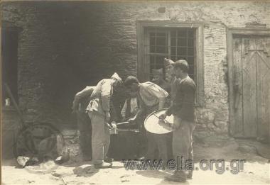 Ελληνική κατοχή της Σμύρνης. Συσσίτιο στρατιωτών. Διανομή επιπλέον μερίδας.